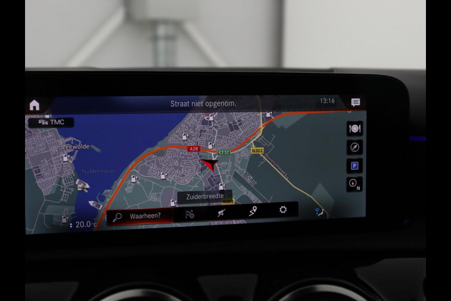 Mercedes-Benz A-Klasse 250e AMG | Panoramadak | Stoelverwarming | Carplay | Leder/Alcantara | Camera | Sfeerverlichting | Navigatie | Park Assist | Climate control | PHEV | Plug In