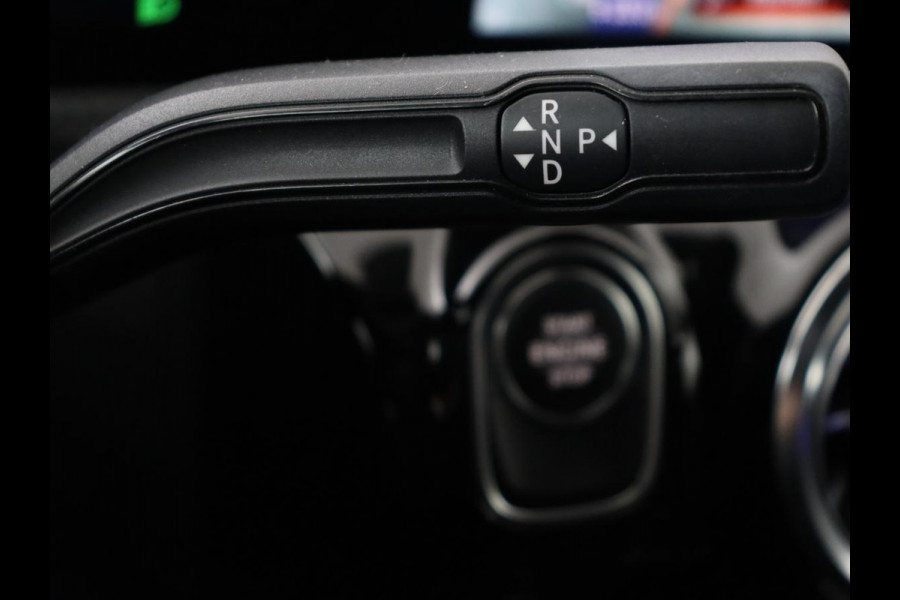 Mercedes-Benz A-Klasse 250e AMG | Panoramadak | Stoelverwarming | Carplay | Leder/Alcantara | Camera | Sfeerverlichting | Navigatie | Park Assist | Climate control | PHEV | Plug In