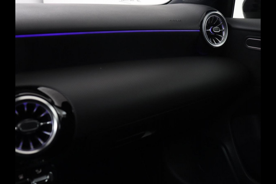 Mercedes-Benz A-Klasse 250e AMG | Panoramadak | Stoelverwarming | Carplay | Leder/Alcantara | Camera | Sfeerverlichting | Navigatie | Park Assist | Climate control | PHEV | Plug In