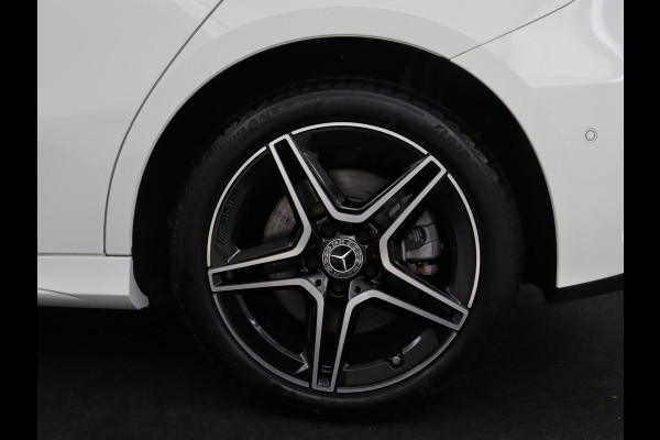 Mercedes-Benz A-Klasse 250e AMG | Panoramadak | Stoelverwarming | Carplay | Leder/Alcantara | Camera | Sfeerverlichting | Navigatie | Park Assist | Climate control | PHEV | Plug In