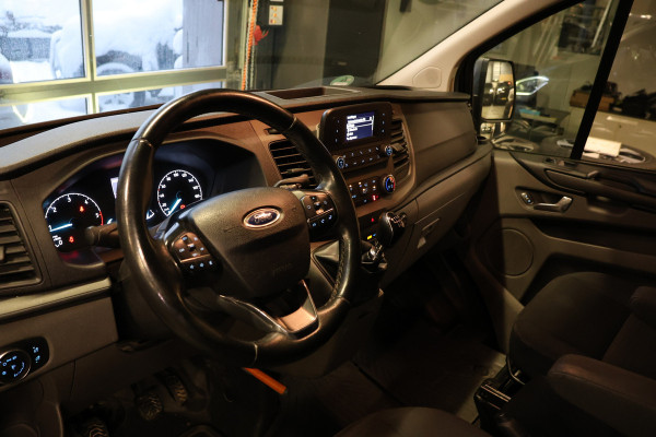 Ford Transit Custom 300 2.0 TDCI L2H1 DC | Dubbel Cabine | 5-Zitter | Stoelverwarming | DAB | PDC V+A | Cruise control | Trekhaak | MF Stuur | Airco | Nieuwe APK | NAP Logisch | Motorrevisie | Nieuwe distributiriem | Euro 6