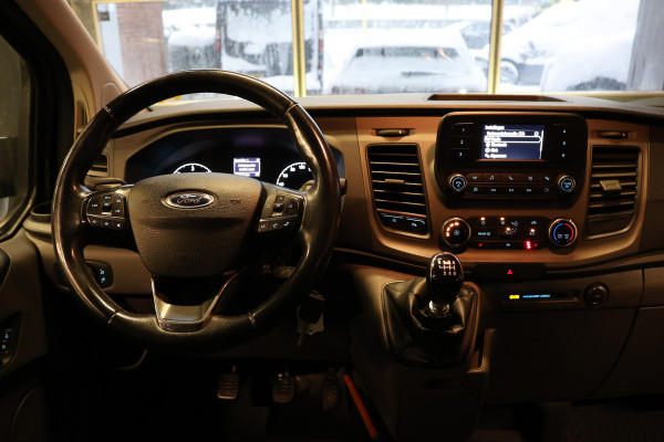 Ford Transit Custom 300 2.0 TDCI L2H1 DC | Dubbel Cabine | 5-Zitter | Stoelverwarming | DAB | PDC V+A | Cruise control | Trekhaak | MF Stuur | Airco | Nieuwe APK | NAP Logisch | Motorrevisie | Nieuwe distributiriem | Euro 6