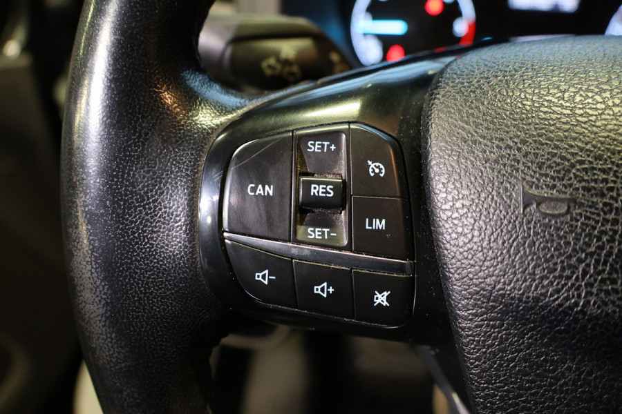 Ford Transit Custom 300 2.0 TDCI L2H1 DC | Dubbel Cabine | 5-Zitter | Stoelverwarming | DAB | PDC V+A | Cruise control | Trekhaak | MF Stuur | Airco | Nieuwe APK | NAP Logisch | Motorrevisie | Nieuwe distributiriem | Euro 6