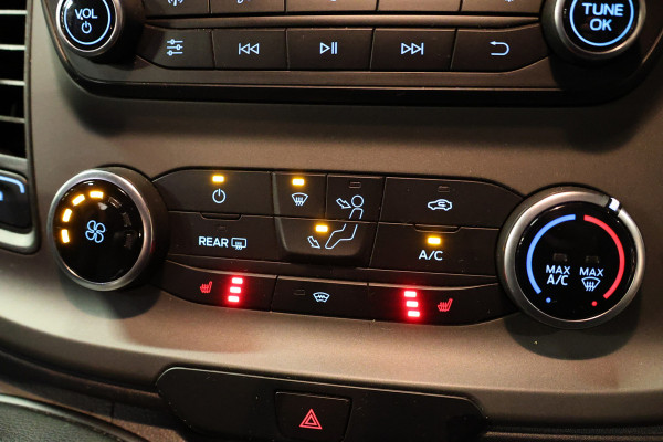 Ford Transit Custom 300 2.0 TDCI L2H1 DC | Dubbel Cabine | 5-Zitter | Stoelverwarming | DAB | PDC V+A | Cruise control | Trekhaak | MF Stuur | Airco | Nieuwe APK | NAP Logisch | Motorrevisie | Nieuwe distributiriem | Euro 6