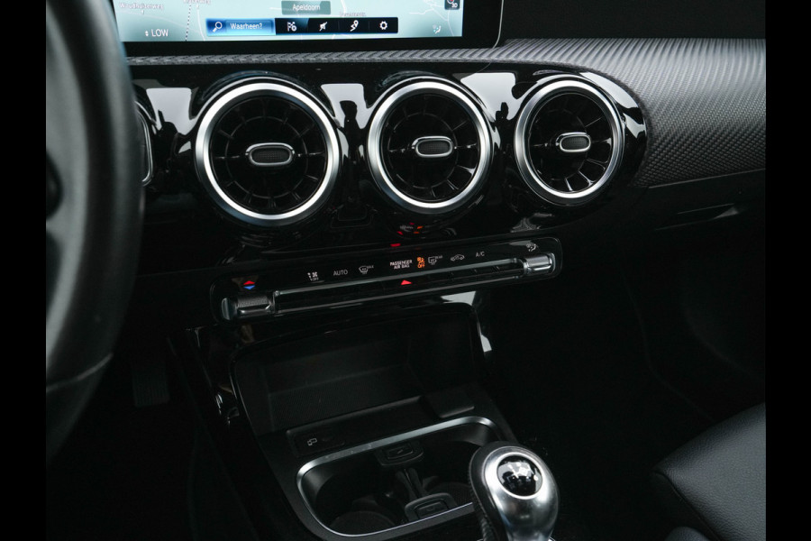 Mercedes-Benz A-Klasse 160 Business Solution (INCL-BTW) *LEATHER- FABRIC | FULL-LED | WIDE-SCREEN-COCKPIT | CAMERA | NAVI-FULLMAP | HEATED-COMFORTSEATS | ECC | PRIVACY-GLASS | PDC | KEYLESS | CRUISE | CARBON-INLAY | 16''ALU*