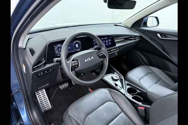 Kia Niro EV ExecutiveLine 64.8 kWh Trekhaak Leder SOH 98.5% Schuif-/kanteldak Adap.Cruise Camera Head-Up Display Apple Carplay Android Auto  Elek.Stoelen-Verwarmd/gekoeld+Memory Elek.Achterklep Stuurverwarming Lane Assist DAB 1e Eigenaar Origineel Nederlandse Auto Fabrieksgarantie tot 25-10-2029/150.000km € 50.000 nieuw!