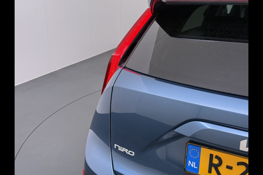 Kia Niro EV ExecutiveLine 64.8 kWh Trekhaak Leder SOH 98.5% Schuif-/kanteldak Adap.Cruise Camera Head-Up Display Apple Carplay Android Auto  Elek.Stoelen-Verwarmd/gekoeld+Memory Elek.Achterklep Stuurverwarming Lane Assist DAB 1e Eigenaar Origineel Nederlandse Auto Fabrieksgarantie tot 25-10-2029/150.000km € 50.000 nieuw!