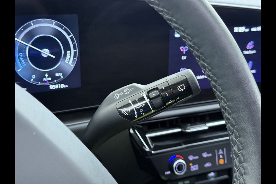 Kia Niro EV ExecutiveLine 64.8 kWh Trekhaak Leder SOH 98.5% Schuif-/kanteldak Adap.Cruise Camera Head-Up Display Apple Carplay Android Auto  Elek.Stoelen-Verwarmd/gekoeld+Memory Elek.Achterklep Stuurverwarming Lane Assist DAB 1e Eigenaar Origineel Nederlandse Auto Fabrieksgarantie tot 25-10-2029/150.000km € 50.000 nieuw!