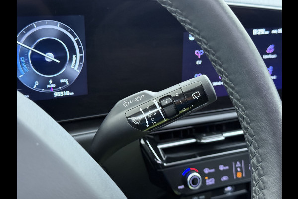 Kia Niro EV ExecutiveLine 64.8 kWh Trekhaak Leder SOH 98.5% Schuif-/kanteldak Adap.Cruise Camera Head-Up Display Apple Carplay Android Auto  Elek.Stoelen-Verwarmd/gekoeld+Memory Elek.Achterklep Stuurverwarming Lane Assist DAB 1e Eigenaar Origineel Nederlandse Auto Fabrieksgarantie tot 25-10-2029/150.000km € 50.000 nieuw!