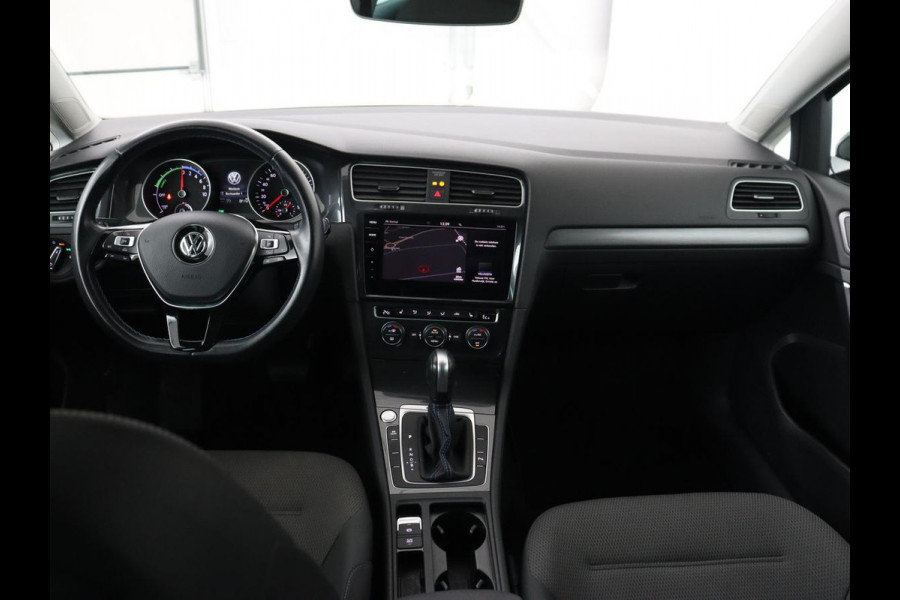 Volkswagen e-Golf E-dition | Stoelverwarming | Carplay | Full LED | Navigatie | Parkeerhulp | Climate control | Bluetooth