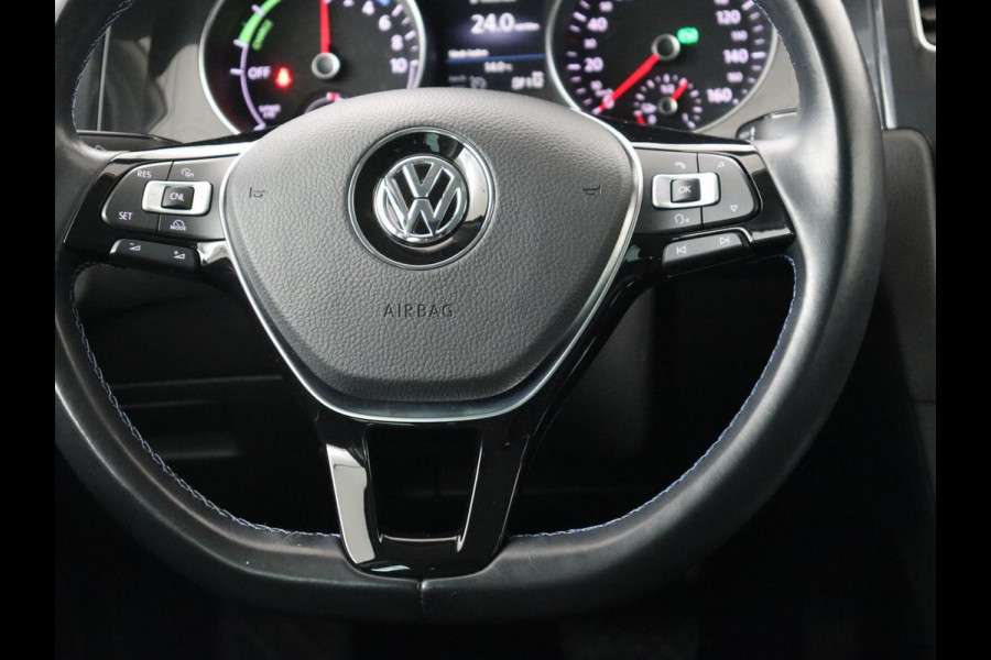 Volkswagen e-Golf E-dition | Stoelverwarming | Carplay | Full LED | Navigatie | Parkeerhulp | Climate control | Bluetooth