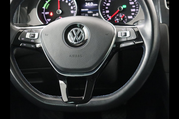 Volkswagen e-Golf E-dition | Stoelverwarming | Carplay | Full LED | Navigatie | Parkeerhulp | Climate control | Bluetooth