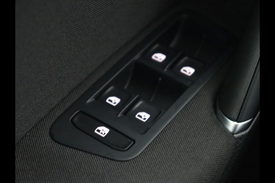 Volkswagen e-Golf E-dition | Stoelverwarming | Carplay | Full LED | Navigatie | Parkeerhulp | Climate control | Bluetooth