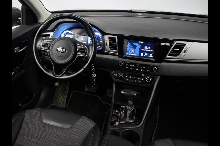 Kia Niro 1.6 GDi Hybrid DynamicLine Sport (APPLE CARPLAY,NAVI,CAMERA,PDC,CRUISE,TREKHAAK,LED,SPORTSTOELEN,LM VELGEN,NETTE STAAT)