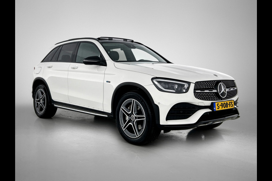 Mercedes-Benz GLC 300 e 4MATIC Business Solution AMG Panoramadak | 5 spaaks AMG lichtmetalen velgen | Treeplanken | Navigatie | Parking support | Inclusief 24 maanden MB Certified garantie voor Europa.