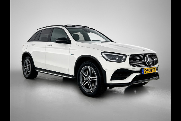 Mercedes-Benz GLC 300 e 4MATIC Business Solution AMG Panoramadak | 5 spaaks AMG lichtmetalen velgen | Treeplanken | Navigatie | Parking support | Inclusief 24 maanden MB Certified garantie voor Europa.
