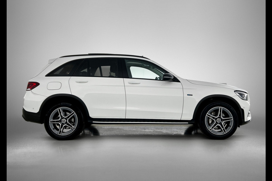 Mercedes-Benz GLC 300 e 4MATIC Business Solution AMG Panoramadak | 5 spaaks AMG lichtmetalen velgen | Treeplanken | Navigatie | Parking support | Inclusief 24 maanden MB Certified garantie voor Europa.