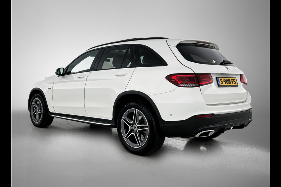 Mercedes-Benz GLC 300 e 4MATIC Business Solution AMG Panoramadak | 5 spaaks AMG lichtmetalen velgen | Treeplanken | Navigatie | Parking support | Inclusief 24 maanden MB Certified garantie voor Europa.