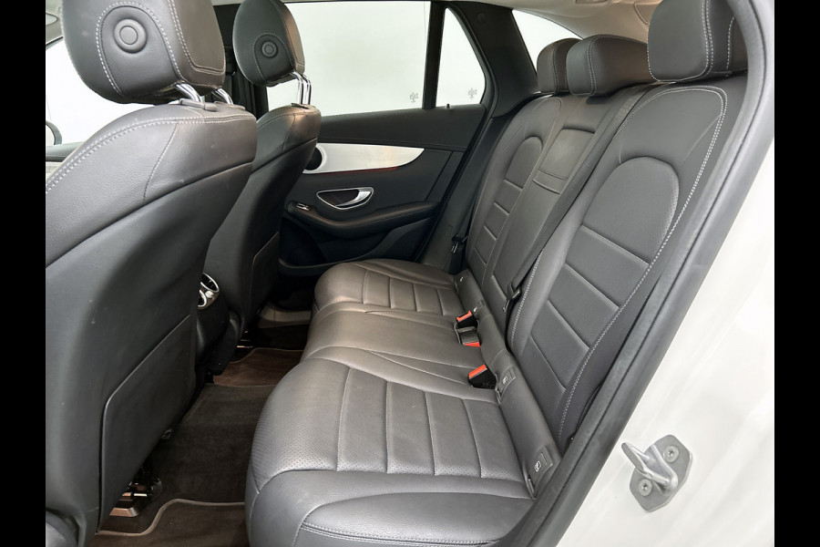Mercedes-Benz GLC 300 e 4MATIC Business Solution AMG Panoramadak | 5 spaaks AMG lichtmetalen velgen | Treeplanken | Navigatie | Parking support | Inclusief 24 maanden MB Certified garantie voor Europa.