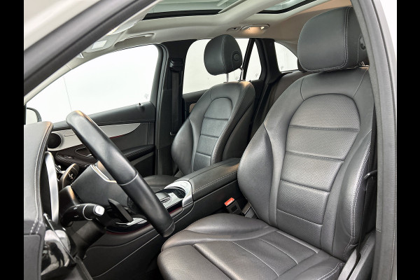 Mercedes-Benz GLC 300 e 4MATIC Business Solution AMG Panoramadak | 5 spaaks AMG lichtmetalen velgen | Treeplanken | Navigatie | Parking support | Inclusief 24 maanden MB Certified garantie voor Europa.