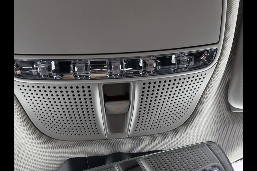 Mercedes-Benz GLC 300 e 4MATIC Business Solution AMG Panoramadak | 5 spaaks AMG lichtmetalen velgen | Treeplanken | Navigatie | Parking support | Inclusief 24 maanden MB Certified garantie voor Europa.