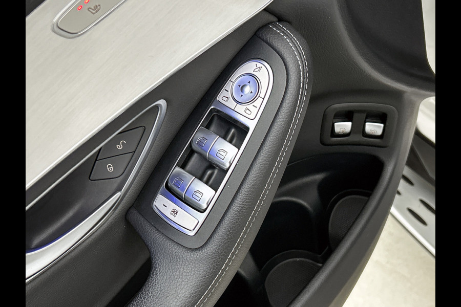 Mercedes-Benz GLC 300 e 4MATIC Business Solution AMG Panoramadak | 5 spaaks AMG lichtmetalen velgen | Treeplanken | Navigatie | Parking support | Inclusief 24 maanden MB Certified garantie voor Europa.