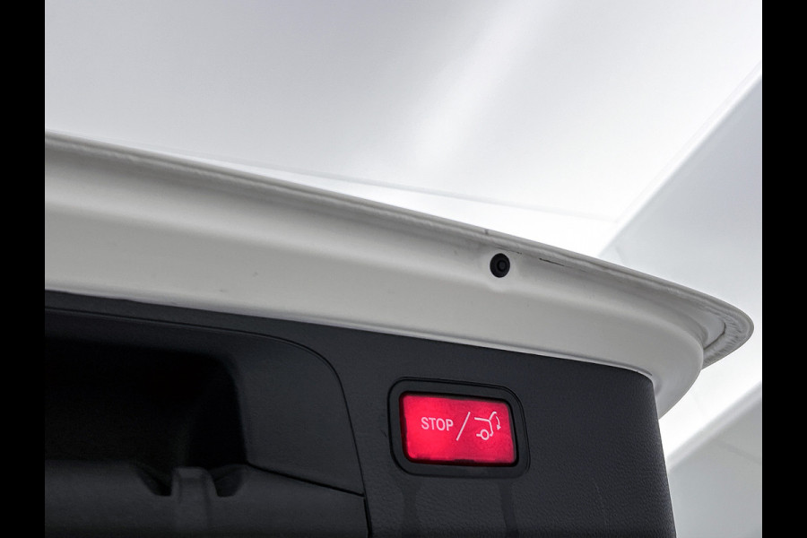 Mercedes-Benz GLC 300 e 4MATIC Business Solution AMG Panoramadak | 5 spaaks AMG lichtmetalen velgen | Treeplanken | Navigatie | Parking support | Inclusief 24 maanden MB Certified garantie voor Europa.