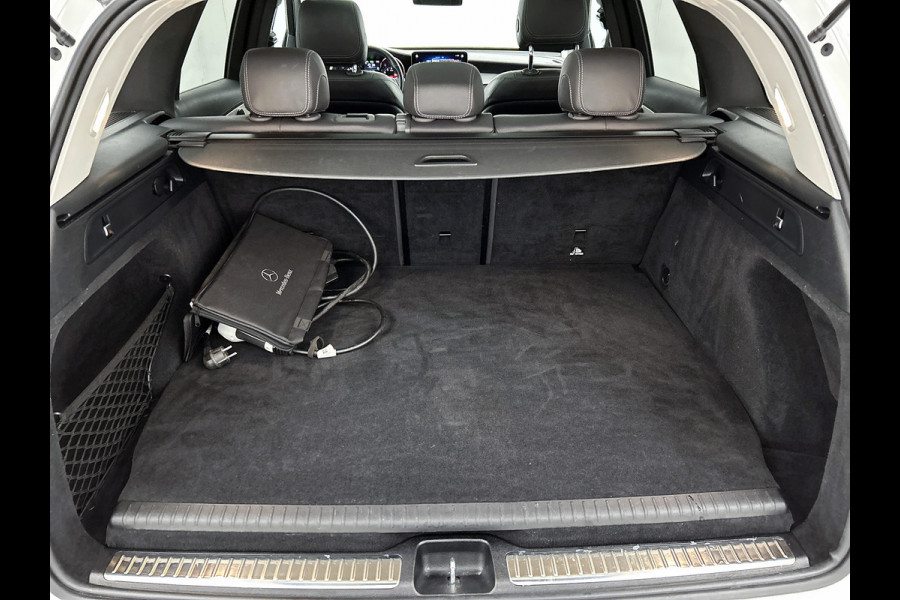 Mercedes-Benz GLC 300 e 4MATIC Business Solution AMG Panoramadak | 5 spaaks AMG lichtmetalen velgen | Treeplanken | Navigatie | Parking support | Inclusief 24 maanden MB Certified garantie voor Europa.