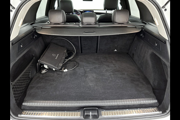 Mercedes-Benz GLC 300 e 4MATIC Business Solution AMG Panoramadak | 5 spaaks AMG lichtmetalen velgen | Treeplanken | Navigatie | Parking support | Inclusief 24 maanden MB Certified garantie voor Europa.