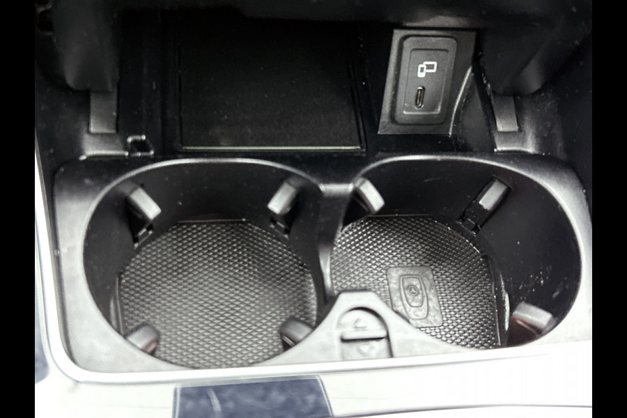 Mercedes-Benz GLC 300 e 4MATIC Business Solution AMG Panoramadak | 5 spaaks AMG lichtmetalen velgen | Treeplanken | Navigatie | Parking support | Inclusief 24 maanden MB Certified garantie voor Europa.