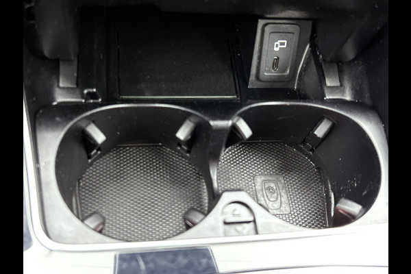 Mercedes-Benz GLC 300 e 4MATIC Business Solution AMG Panoramadak | 5 spaaks AMG lichtmetalen velgen | Treeplanken | Navigatie | Parking support | Inclusief 24 maanden MB Certified garantie voor Europa.