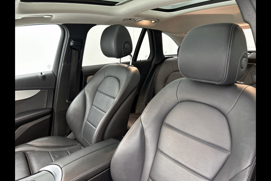 Mercedes-Benz GLC 300 e 4MATIC Business Solution AMG Panoramadak | 5 spaaks AMG lichtmetalen velgen | Treeplanken | Navigatie | Parking support | Inclusief 24 maanden MB Certified garantie voor Europa.