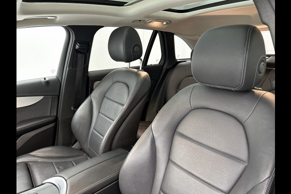 Mercedes-Benz GLC 300 e 4MATIC Business Solution AMG Panoramadak | 5 spaaks AMG lichtmetalen velgen | Treeplanken | Navigatie | Parking support | Inclusief 24 maanden MB Certified garantie voor Europa.