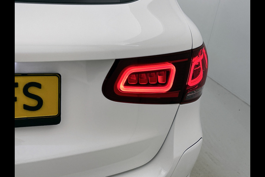 Mercedes-Benz GLC 300 e 4MATIC Business Solution AMG Panoramadak | 5 spaaks AMG lichtmetalen velgen | Treeplanken | Navigatie | Parking support | Inclusief 24 maanden MB Certified garantie voor Europa.