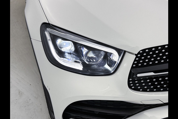 Mercedes-Benz GLC 300 e 4MATIC Business Solution AMG Panoramadak | 5 spaaks AMG lichtmetalen velgen | Treeplanken | Navigatie | Parking support | Inclusief 24 maanden MB Certified garantie voor Europa.
