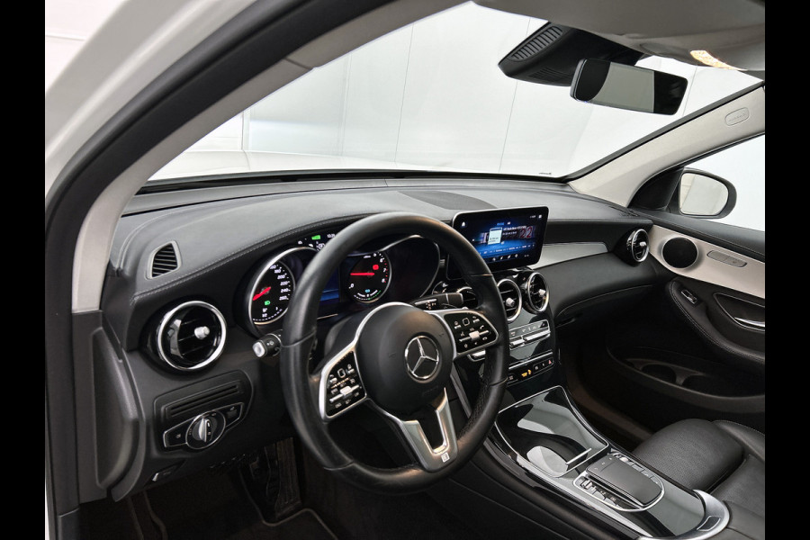 Mercedes-Benz GLC 300 e 4MATIC Business Solution AMG Panoramadak | 5 spaaks AMG lichtmetalen velgen | Treeplanken | Navigatie | Parking support | Inclusief 24 maanden MB Certified garantie voor Europa.