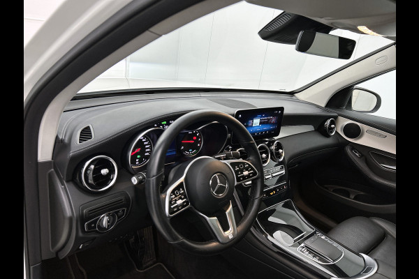 Mercedes-Benz GLC 300 e 4MATIC Business Solution AMG Panoramadak | 5 spaaks AMG lichtmetalen velgen | Treeplanken | Navigatie | Parking support | Inclusief 24 maanden MB Certified garantie voor Europa.