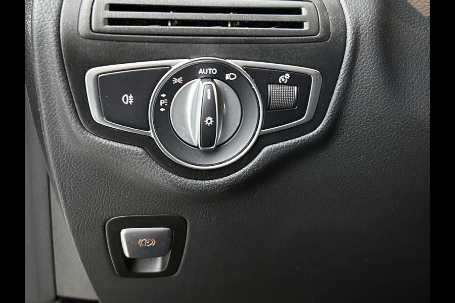 Mercedes-Benz GLC 300 e 4MATIC Business Solution AMG Panoramadak | 5 spaaks AMG lichtmetalen velgen | Treeplanken | Navigatie | Parking support | Inclusief 24 maanden MB Certified garantie voor Europa.