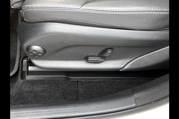 Mercedes-Benz GLC 300 e 4MATIC Business Solution AMG Panoramadak | 5 spaaks AMG lichtmetalen velgen | Treeplanken | Navigatie | Parking support | Inclusief 24 maanden MB Certified garantie voor Europa.