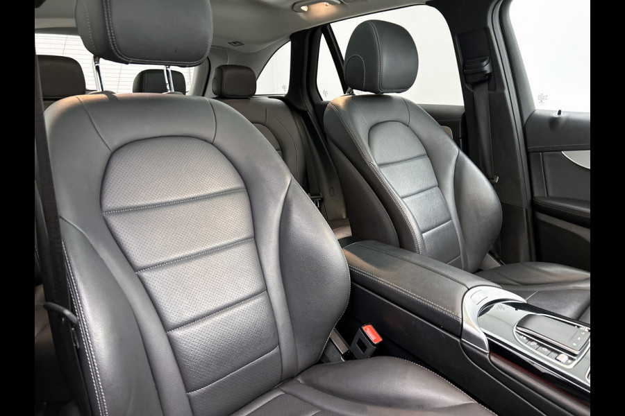 Mercedes-Benz GLC 300 e 4MATIC Business Solution AMG Panoramadak | 5 spaaks AMG lichtmetalen velgen | Treeplanken | Navigatie | Parking support | Inclusief 24 maanden MB Certified garantie voor Europa.