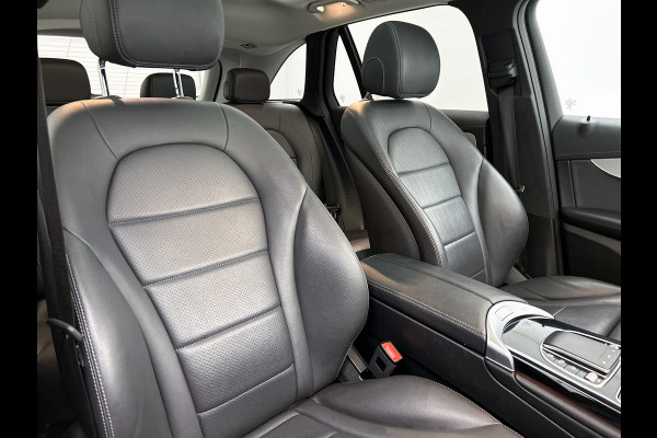 Mercedes-Benz GLC 300 e 4MATIC Business Solution AMG Panoramadak | 5 spaaks AMG lichtmetalen velgen | Treeplanken | Navigatie | Parking support | Inclusief 24 maanden MB Certified garantie voor Europa.
