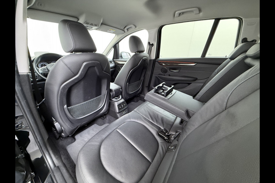 BMW 2 Serie Gran Tourer 216i-T 7-Pers. Leer Trekhaak Navi-Plus Ecc Head-Up Display Camera Navi Ecc Pdc Cruise Control Luxury Line Business E Stoelverwarming Elek.Achterklep Privacy Glas Led Lmv 17" Origineel Nederlandse Auto met plaats voor 7 personen! € 45.000,- nieuw