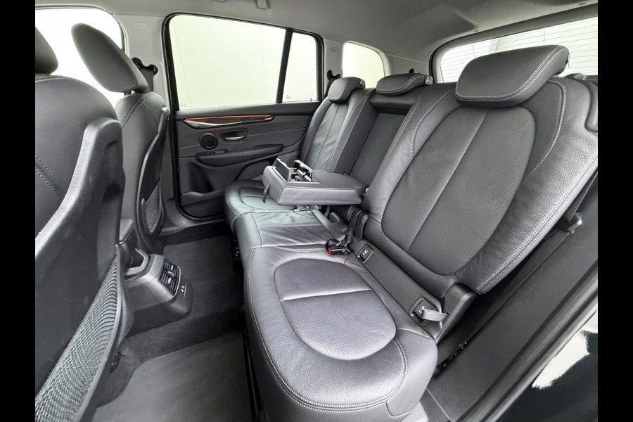 BMW 2 Serie Gran Tourer 216i-T 7-Pers. Leer Trekhaak Navi-Plus Ecc Head-Up Display Camera Navi Ecc Pdc Cruise Control Luxury Line Business E Stoelverwarming Elek.Achterklep Privacy Glas Led Lmv 17" Origineel Nederlandse Auto met plaats voor 7 personen! € 45.000,- nieuw