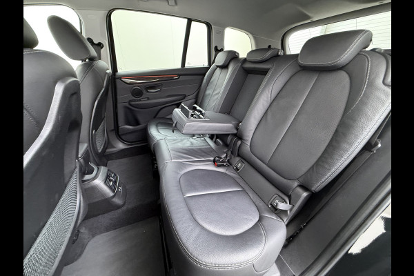 BMW 2 Serie Gran Tourer 216i-T 7-Pers. Leer Trekhaak Navi-Plus Ecc Head-Up Display Camera Navi Ecc Pdc Cruise Control Luxury Line Business E Stoelverwarming Elek.Achterklep Privacy Glas Led Lmv 17" Origineel Nederlandse Auto met plaats voor 7 personen! € 45.000,- nieuw