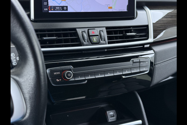 BMW 2 Serie Gran Tourer 216i-T 7-Pers. Leer Trekhaak Navi-Plus Ecc Head-Up Display Camera Navi Ecc Pdc Cruise Control Luxury Line Business E Stoelverwarming Elek.Achterklep Privacy Glas Led Lmv 17" Origineel Nederlandse Auto met plaats voor 7 personen! € 45.000,- nieuw
