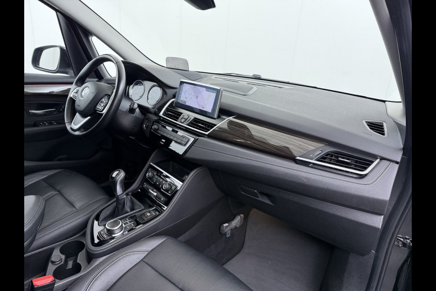 BMW 2 Serie Gran Tourer 216i-T 7-Pers. Leer Trekhaak Navi-Plus Ecc Head-Up Display Camera Navi Ecc Pdc Cruise Control Luxury Line Business E Stoelverwarming Elek.Achterklep Privacy Glas Led Lmv 17" Origineel Nederlandse Auto met plaats voor 7 personen! € 45.000,- nieuw