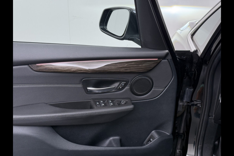 BMW 2 Serie Gran Tourer 216i-T 7-Pers. Leer Trekhaak Navi-Plus Ecc Head-Up Display Camera Navi Ecc Pdc Cruise Control Luxury Line Business E Stoelverwarming Elek.Achterklep Privacy Glas Led Lmv 17" Origineel Nederlandse Auto met plaats voor 7 personen! € 45.000,- nieuw