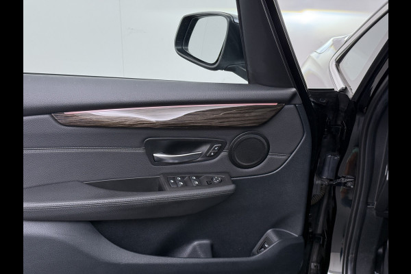 BMW 2 Serie Gran Tourer 216i-T 7-Pers. Leer Trekhaak Navi-Plus Ecc Head-Up Display Camera Navi Ecc Pdc Cruise Control Luxury Line Business E Stoelverwarming Elek.Achterklep Privacy Glas Led Lmv 17" Origineel Nederlandse Auto met plaats voor 7 personen! € 45.000,- nieuw