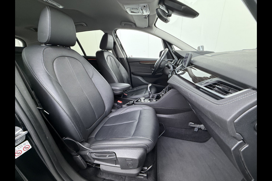 BMW 2 Serie Gran Tourer 216i-T 7-Pers. Leer Trekhaak Navi-Plus Ecc Head-Up Display Camera Navi Ecc Pdc Cruise Control Luxury Line Business E Stoelverwarming Elek.Achterklep Privacy Glas Led Lmv 17" Origineel Nederlandse Auto met plaats voor 7 personen! € 45.000,- nieuw