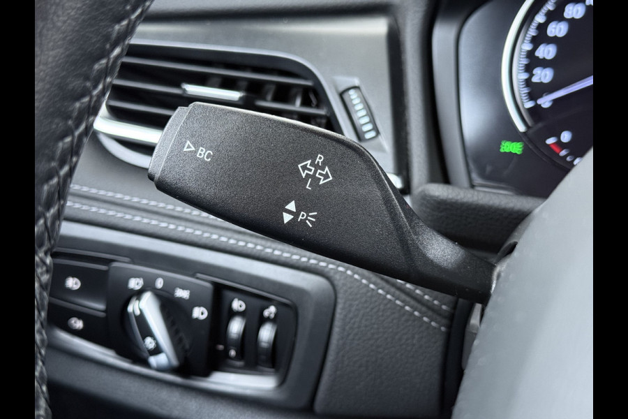 BMW 2 Serie Gran Tourer 216i-T 7-Pers. Leer Trekhaak Navi-Plus Ecc Head-Up Display Camera Navi Ecc Pdc Cruise Control Luxury Line Business E Stoelverwarming Elek.Achterklep Privacy Glas Led Lmv 17" Origineel Nederlandse Auto met plaats voor 7 personen! € 45.000,- nieuw